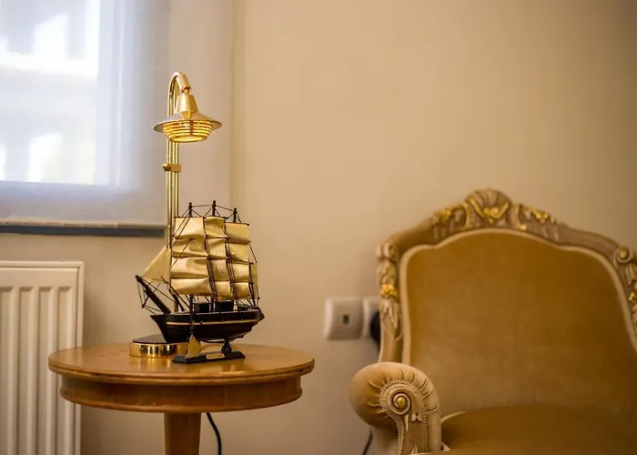 De Manu * Rhodes City