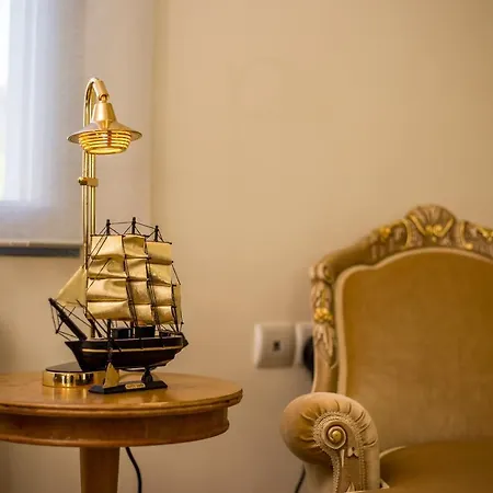 De Manu * Rhodes City