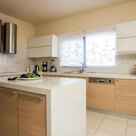 De Manu * Rhodes City